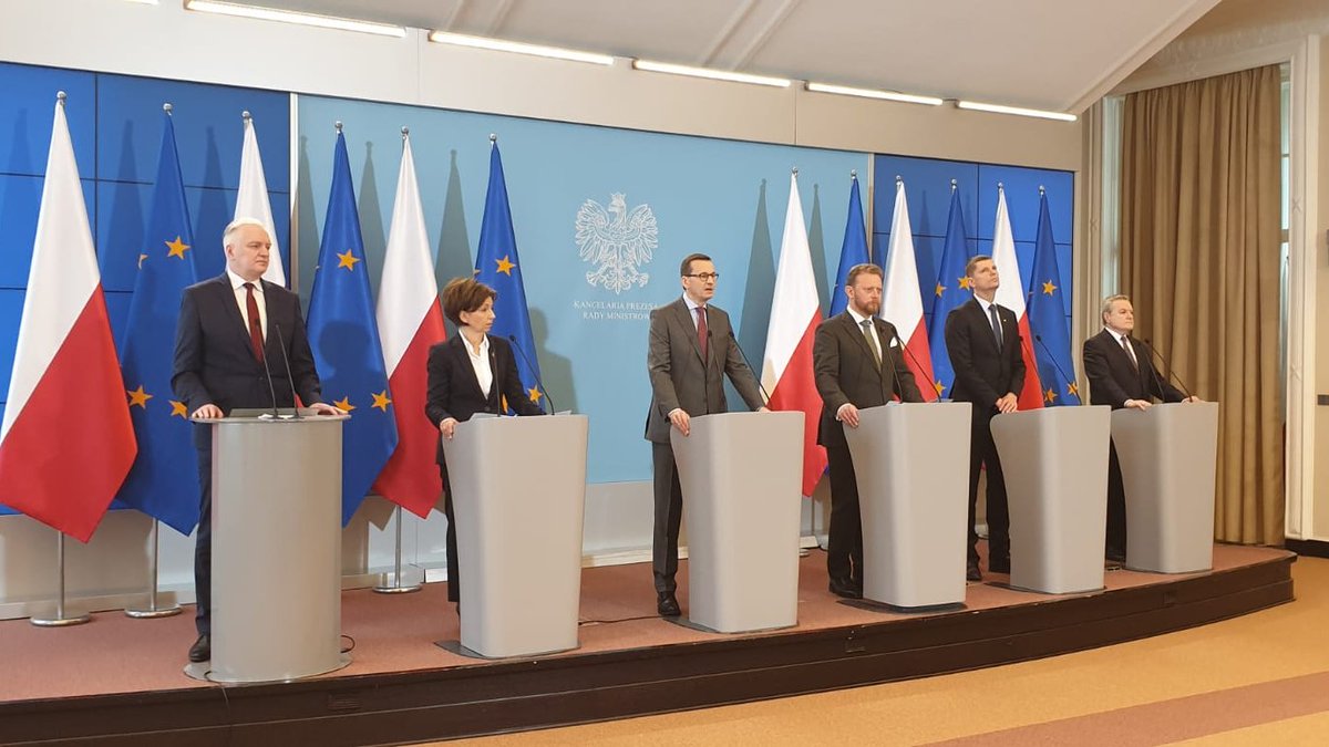 Minister <a href="/SzumowskiLukasz/">Lukasz Szumowski</a> w #KPRM: Żadne działania administracyjne nie są w stanie powstrzymać rozprzestrzeniania się wirusa. Kluczowe jest to jak działa społeczeństwo.