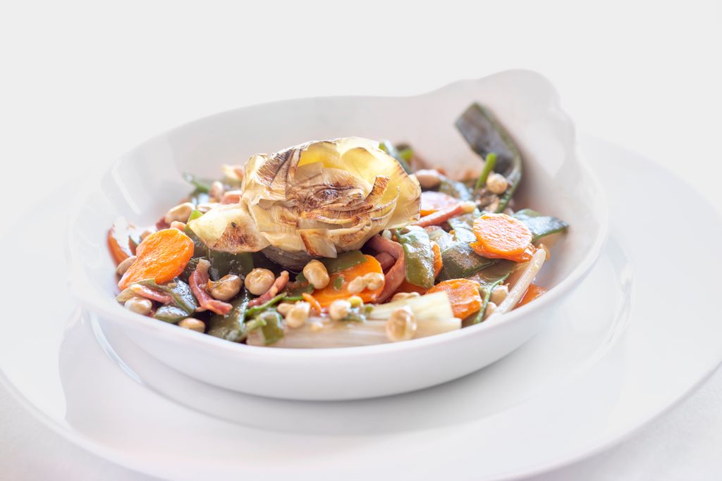 Menestra de verduras frescas salteadas con jamón. ¡La mejor manera de superar la semana! #VenaSamarkanda buff.ly/2RikiXF