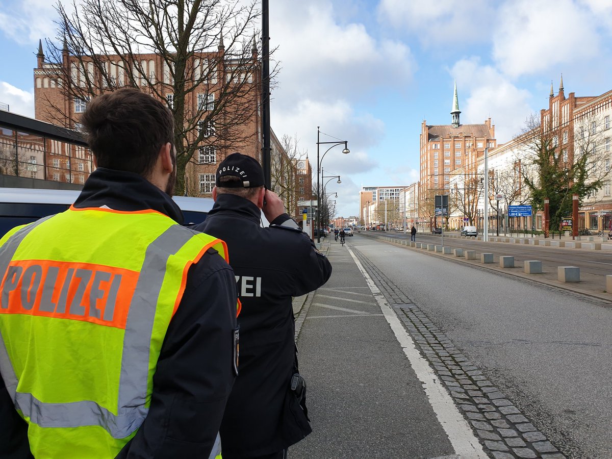 Kampagne #FahrenAnkommenLEBEN, Thema #Überholen

#Aktuell begleiten wir unsere #Kollegen des Hauptreviers #Reutershagen bei den #Verkehrskontrollen in der Langen Straße.

Hier wird der #Abstand der PKW kontrolliert, die #Radfahrer #überholen.

#fürEuchimEinsatz
#Rostock