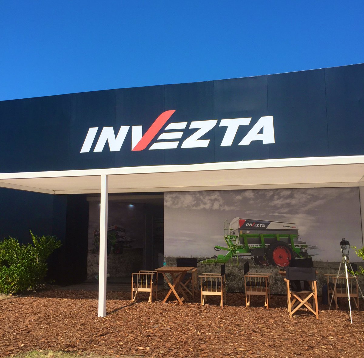 InveztaF's tweet photo. Estamos participando en @Expoagrocom presentando la nueva fertilizadora neumática con 36mts. de ancho de labor. 

Pasa a visitarnos. 
#invezta #Expoagro2020 
#campo #fertility https://t.co/iUAOI2xfwi