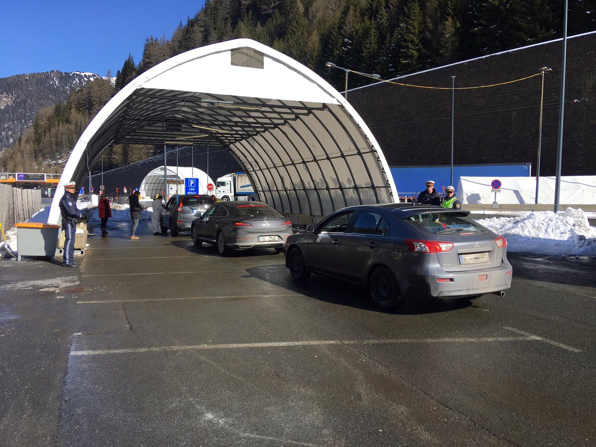 MichaelMandlik's tweet photo. Ab heute nicht mehr nur Gesundheits-Checks: Vorbereitung zur Aufnahme von Grenzkontrollen an der Brenner-Autobahn auf österreichischer Seite. https://t.co/Ej9fMHcWqz