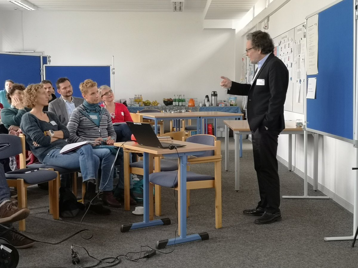DortmundStg's tweet photo. 2/5 Nach einer Begrüßung von Herrn Koolen und der Leiterin der Schulabteilung der Bezirksregierung Arnsberg, Monika Nienaber-Willaredt, hielt Professor Thomas Pogge (Yale University) einen sehr interessanten Vortrag zu dem Thema „Die Klimakrise und globale Armut“. https://t.co/6Uw5ng0fsw