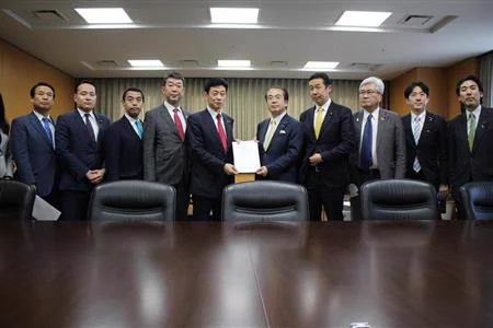 自民党若手議員、消費税０%などの提言書を経済再生相に提出！