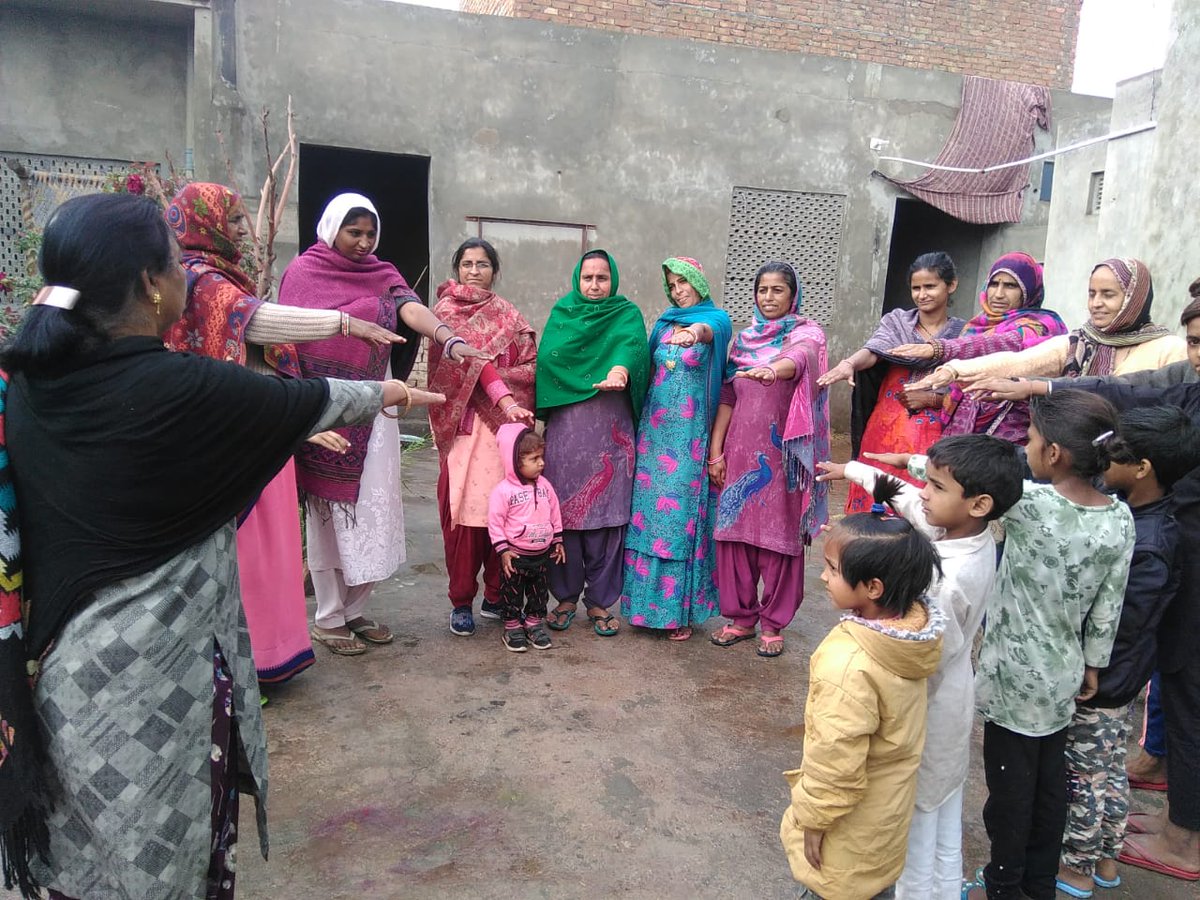 SBP_Hanumangarh's tweet photo. पोषण पखवाड़ा के अन्तर्गत आंगनवाड़ी केंद्रों पर पोषण शपथ लेती हुई महिलाएं एवं कार्यकर्ता।

#PoshanPakhwada2020
#PoshanAbhiyaan
#SahiPoshanDeshRoshan

@smritiirani @MinistryWCD @POSHAN_Official @tini_tatatrusts @SPreraks @RajCMO @mamta_bhupesh @PMOIndia @narendramodi @DIPRRajasthan https://t.co/SrrGf1rdFl