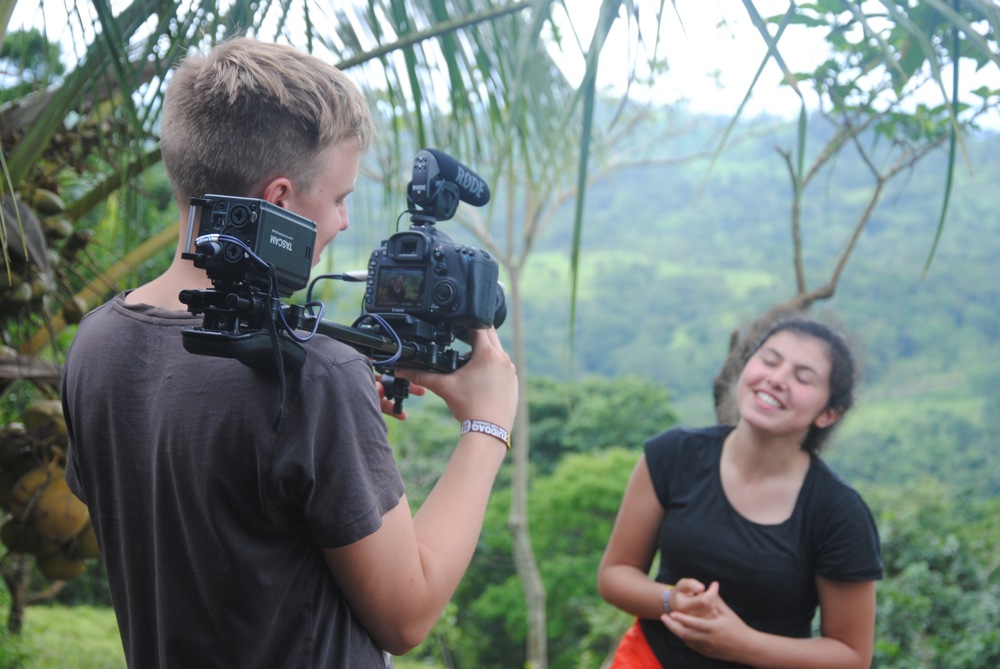 YOUCA ZKT. FILM CREW / ALL-ROUNDER
Dit jaar wil YOUCA weer een vlijmscherpe docu over ons campagneproject in Brazilië van KIYO maken. Wil jij die docu in Rio de Janeiro🌎 opnemen en daarna volledig afwerken? Ja? Hold your horses🐎! 
Alle info: bit.ly/2IIyiV7