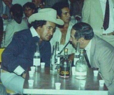 HELIODOPTERO's tweet photo. Gacha, Pablo Escobar y los Rodríguez Orejuela también fueron distinguidos empresarios; caballistas, ganaderos, dueños de helicópteros y aviones, con régias relaciones políticas. Excelsos exportadores. Quienes decía que no, se morían, como Rodrigo Lara, Guillermo Cano, Galán... https://t.co/mLkF40qVWD