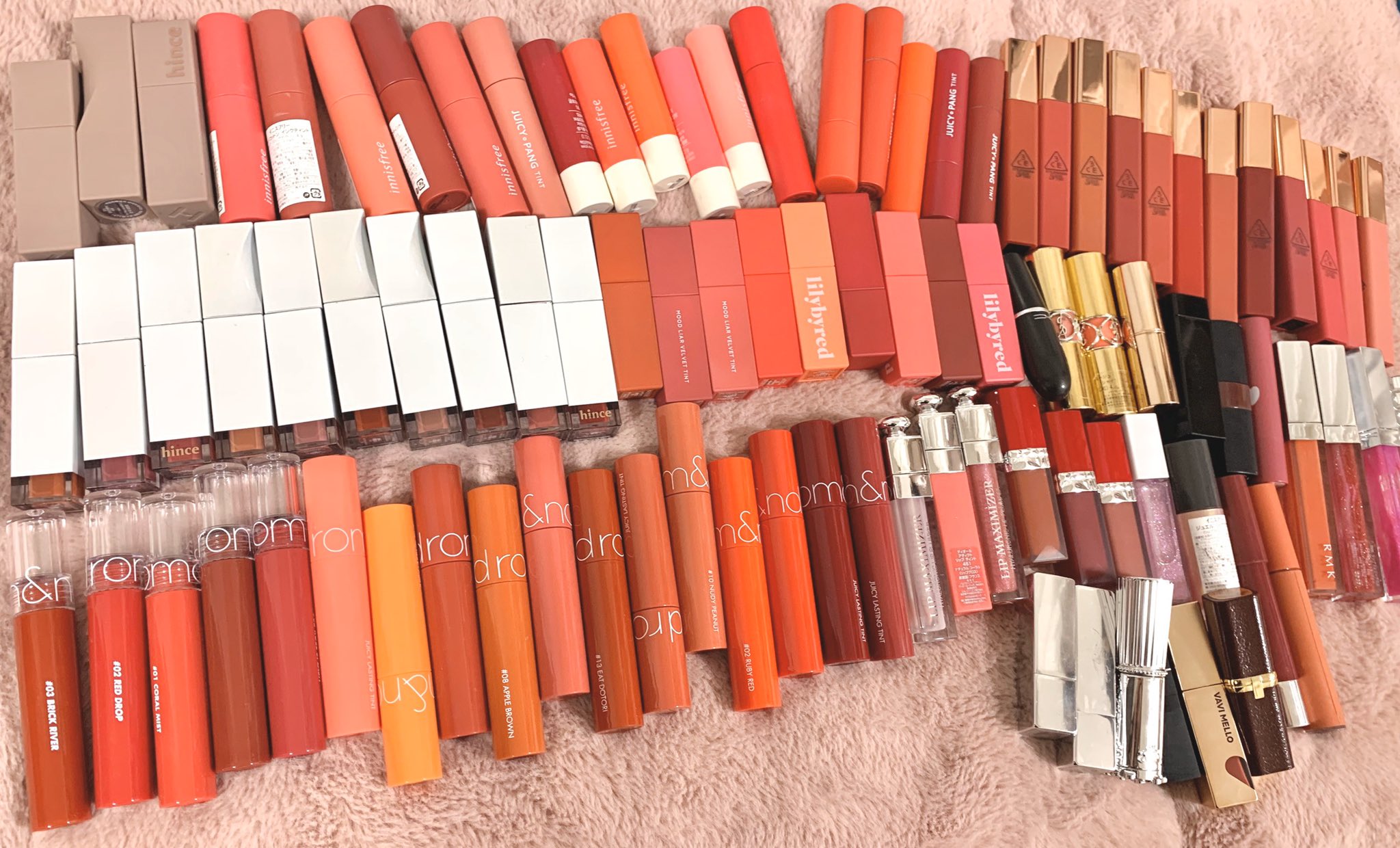 本田ユニ コロナでテスター封鎖されまくりなので 持ってるコスメ全部出してコメント拾いながらスウォッチ見せるインスタライブしようかなと考えている スウォッチできないと購買意欲下がるよね 需要ありますか 手に届く範囲のリップかき集めてみた