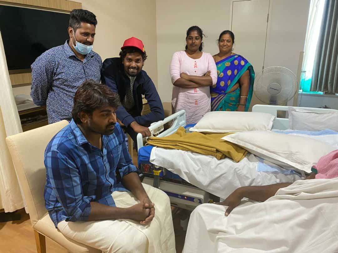 ActorVspNews's tweet photo. நானும் ரவுடி தான்படத்தில் நடிகராகவும் மற்றும் ஆதித்யா சேனலில் தொகுப்பாளராக பணிபுரியும் லோகேஷ் பாபு அவர்கள் உடல்நலக்குறைவால் மருத்துவமனையில் அனுமதிக்கப்பட்டுள்ளார் அவரை நேரில் சந்தித்து மக்கள் செல்வன் @VijaySethuOffl மருத்துவ செலவை வழங்கினார் 
#makkalselvan 
#VijaySethupathi https://t.co/iJ3HCMYKod