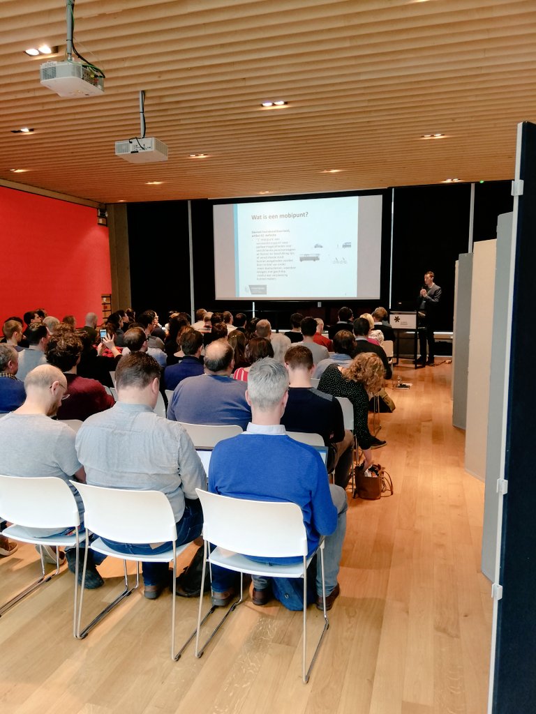 Autodelen_net's tweet photo. Full house voor de aftrap van de netwerkdag mobipunten en gedeelde mobiliteit in Leuven. Lokale politici en ambtenaren komen er meer te weten over mobipunten en aanbieders van deelmobilteit. @eHUBS_NWE @Interleuven #provincievlaamsbrabant #mobipuntvzw @stadleuven https://t.co/p1gfTIOfOR