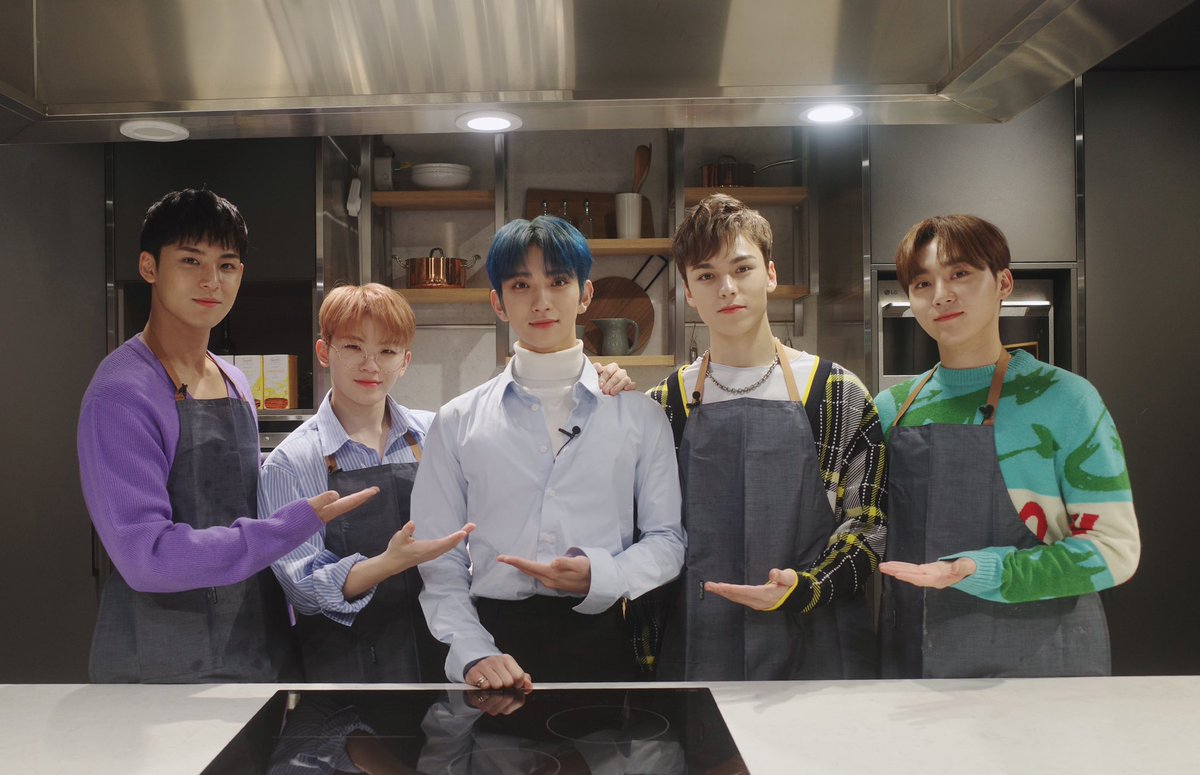 [17'S] 화려한 오프닝과 시작부터 twelve 넘치는 세봉이들의 우당탕탕 햄식대첩!🍔

쌩(?) 처음부터 해야하는 요리에 당황한 요알못들과 요리를 가르쳐주는 심사위원 조슈아의 모습에 흐뭇한 웃음 가득😊

#과연_멤버들은_어떤_버거를_만들었을까❓
#창의력과_개성이_넘쳤던_햄식대첩_현장😁