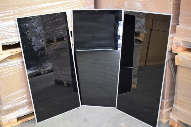 SolarAuctions's tweet photo. ☀️Versteigert werden gebrauchte Dünnschicht-Solarmodule FS-272/275/277, der Firma First Solar 

https://t.co/fzHhsg5i0b

#solarmodul #solarenergie #auktion #solarpanels https://t.co/hylaGsCeQF