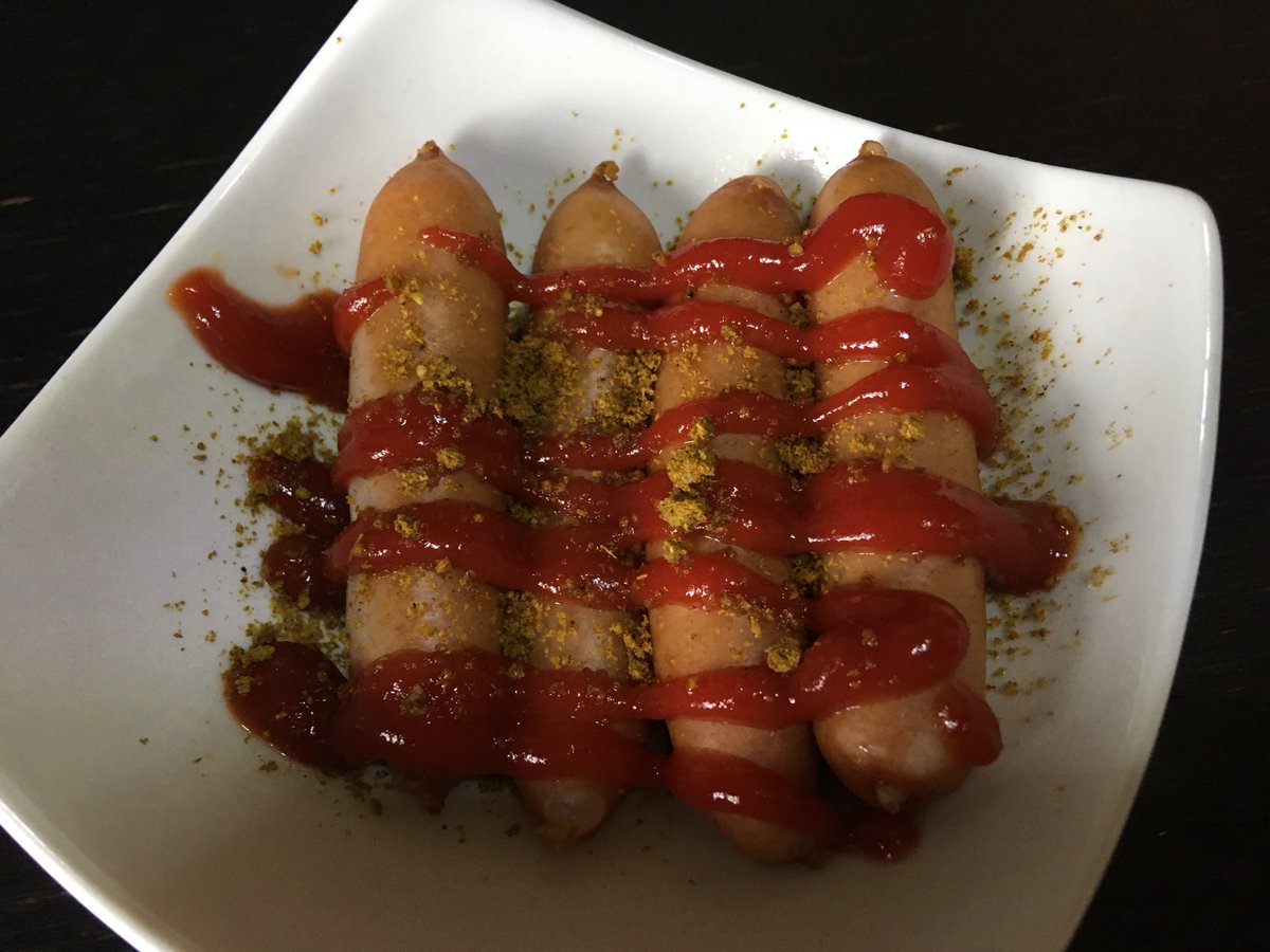 ななせなつひ ドイツが生んだ最強の屋台おつまみ カリーブルスト を紹介します こんがりと焼いたソーセージに大量のケチャップとカレー粉をお好みかけるだけ たったこれだけでドイツの名物料理が味わえます 首都ベルリンにはカリーブルストの屋台が