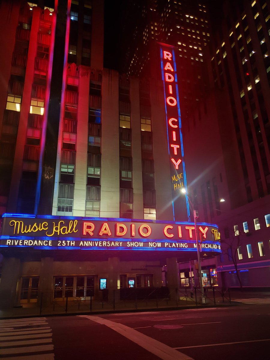 BronaghTumulty's tweet photo. Riverdance eh? Might have to come back for that! πβ Brief stop overnight in one of my FAVOURITE cities in the world, before I begin a new adventure elsewhere...π (Will be sharing that news....soon!) #NYC #NewYork #BigApple #Adventure #BackToRealitySoon #BackInTheUSA https://t.co/yaJ4OO4XkK