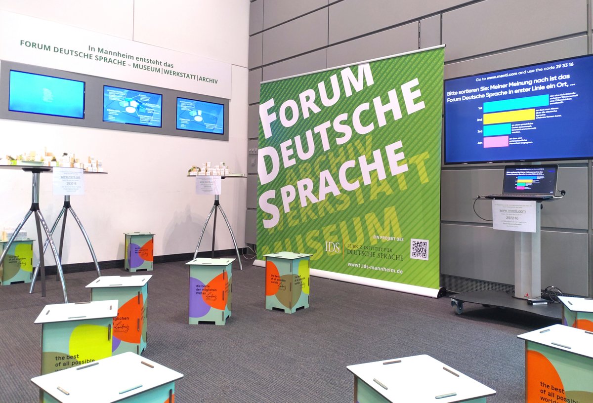 IDS_Mannheim's tweet photo. Unsere Mitarbeiterin Elena Schoppa informiert heute vor dem Tagungsbüro über den Planungsstand des „Forums Deutsche Sprache“ (bisher unter dem Arbeitstitel: Dokumentationszentrum der deutschen Sprache).
Kommen Sie vorbei! #IDSJT20 https://t.co/MawyCZQx3O