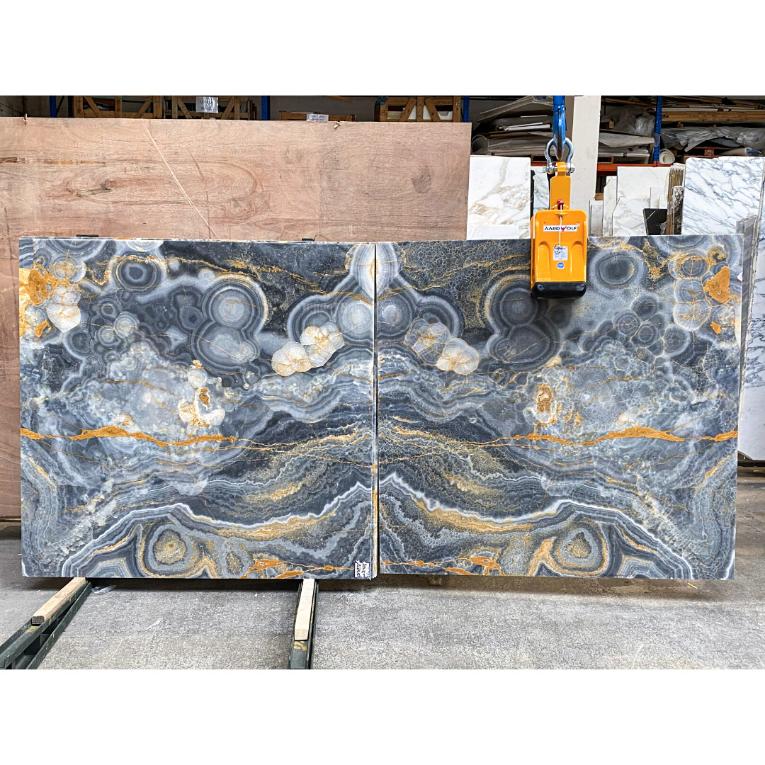 50 S H A D E S • our new Grey Onyx features possibly every shade of grey and is accented by some vibrant ribbons of gold.     

#onyx #interiordesign #art #BeautyOfTheDay #homedecor #GOLD #designer