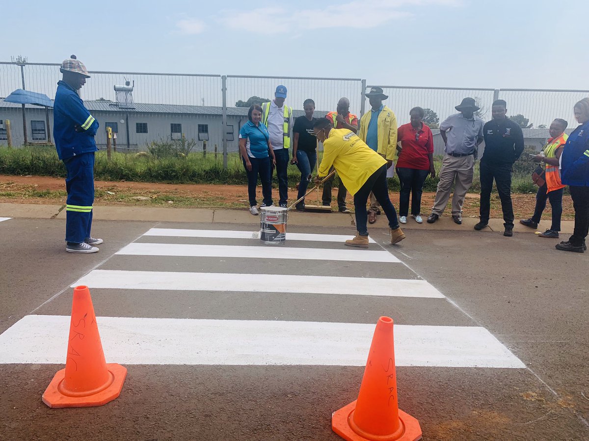 City_Ekurhuleni's tweet photo. Currently underway is #CoESiyaqhuba officials painting a scholar pedestrian crossing at Palm Ridge Lower Primary School. https://t.co/A0D6TCmKdh