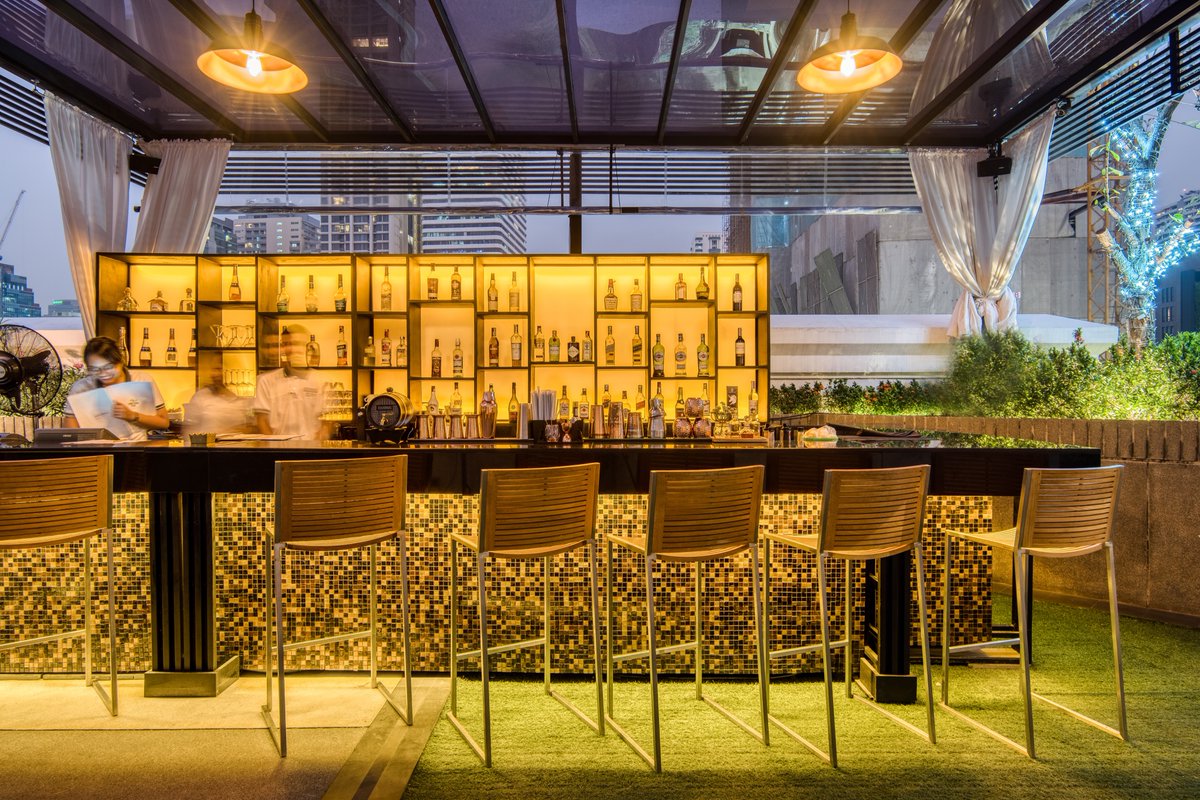 movenpickBKK's tweet photo. When evening is spread out against the sky, Lets our wonderful drinks be the best part of your day. #movenpickbangkok #Bangkok #Thailand #Nightsky https://t.co/1SsIlOdJJr