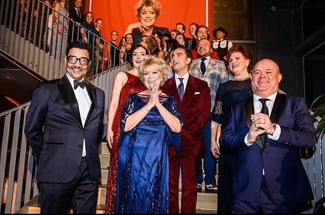 Hey pak je feestkleedij! 
We doen de stad in stijl!❤💃🏻❤ Welke stad? 
Eerst Rotterdam @luxortheater 😎
Waar komt u kijken?⬇️
•
•
•
#hellodolly #medialane #theateralliantie #ireenallooy #premiere #tourlife #reddress #vintage #lauradolsvintage #linte… instagram.com/p/B9lpsm_FFGb/