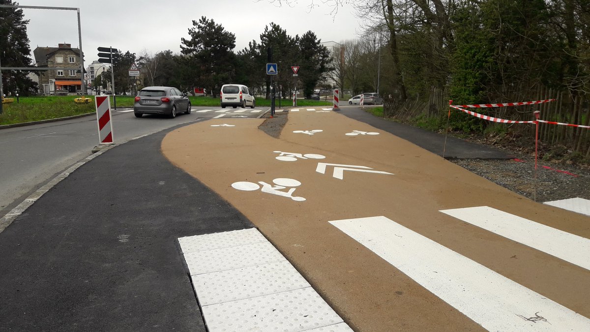 RennesTravaux's tweet photo. Rue de Fougères #Rennes fin des aménagements pour la piste bidirectionnelle entre le rond-point des Gayeulles et la rue du Patis Tatelin https://t.co/pwpteDntiH