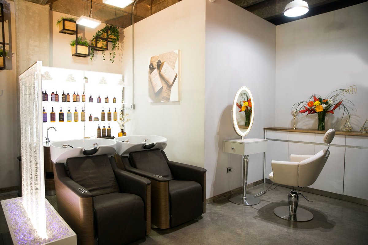 Let's explore the beautiful corners of Positano by Nashi hair salon in Costa Rica where Zerbini barber chairs, Green Hug sttyling chairs, Minimal Oblò, Minimal Quadra and Green Star Class wash units contribute to create an elegant and unique environment. #Maletti