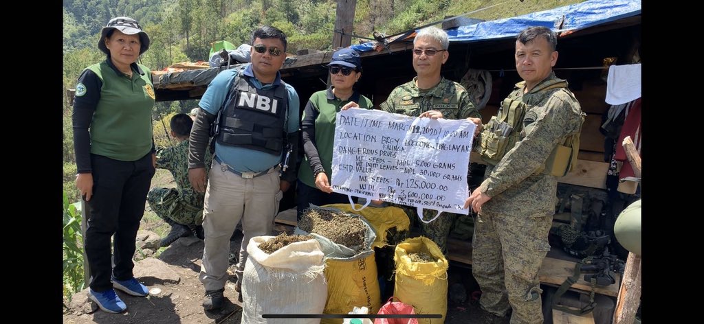 rwinp88's tweet photo. 3 hr climb to the mountain of Buscalan Tinglayan Kalinga led to the discovery of 30kg of Marijuana leaves and 5kg of MJ seeds in a makeshift hut by joint forces of @PNPCordillera, PDEA, NBI, 503rdBde. https://t.co/w33WyMLTOJ