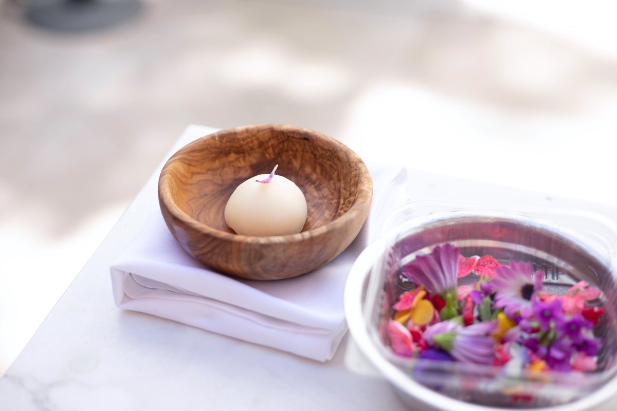 Este sencillo mochi, herencia de la gastronomía japonesa, es el mejor prepostre que podrías imaginar ya que, de un bocado, sentirás la exquisitez del queso gorgonzola en combinación con manzana ácida. 

#ALifeWellLived
#DosCielosMadrid