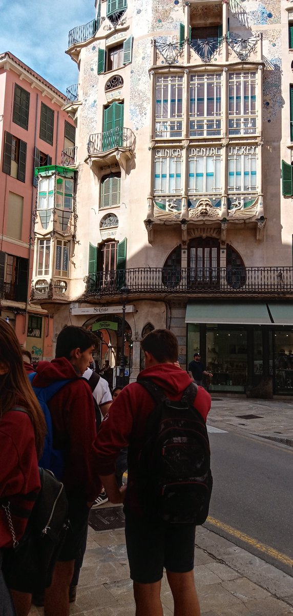 SJO_CC's tweet photo. Nosaltres serem els guies!😎
Els grups de 4 d'ESO PRAQ preparam un itinerari dels edificis modernistes més emblemàtics del centre de #Palma per així fer de guies als altres grups de 4t. Aprenem ensenyant!
#modernisme #edificismodernistes #lanostraciutat #PRAQ #educació https://t.co/ABjNAr9qze