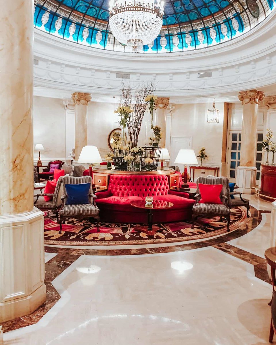 El salón circular de Hotel Fénix, bajo nuestra hermosa cúpula de cristal, es nuestra mejor carta de presentación. Te esperamos en el sofá rojo para que empieces a vivir tu propia experiencia Gran Meliá Hotels &amp; Resorts. Que, sin duda, será inolvidable
#ALifeWellLived
#LHWtraveler