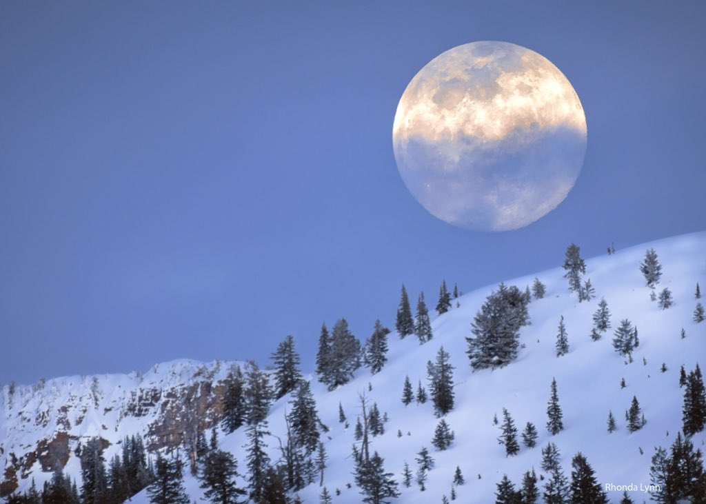 DowningImages's tweet photo. Worm Moon, partially covered by clouds. Taken with @NikonUSA #nikond500 #WormMoon #Moon Shot taken in Star Valley, Wyoming @buckrail #ThatsWyo #beauty https://t.co/vyhPl7OVPX