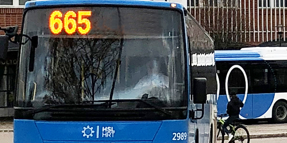 HSL_HRT's tweet photo. Nyt kuuluu hyvää. Pysäkkikuulutukset alkavat Tuusulan, Keravan ja Sipoon busseissa tämän viikon loppupuolella. Hieman ennen bussin saapumista pysäkille kuulutetaan pysäkin nimi sekä suomeksi että ruotsiksi. Lue aiheesta lisää: https://t.co/bvJcZw0hgm
#hsl #parhaatmatkatyhdessä https://t.co/c2qAzkHjb0