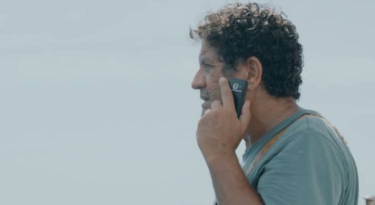 50. UnoSeorang nelayan menemukan sebuah ponsel yang mengapung di lautan. Lalu, ponsel tersebut berdering.Percakapan yang berlangsung di sepanjang adegan telepon bikin dada sesak. Sebuah cerita tentang empati dan kemanusiaan.