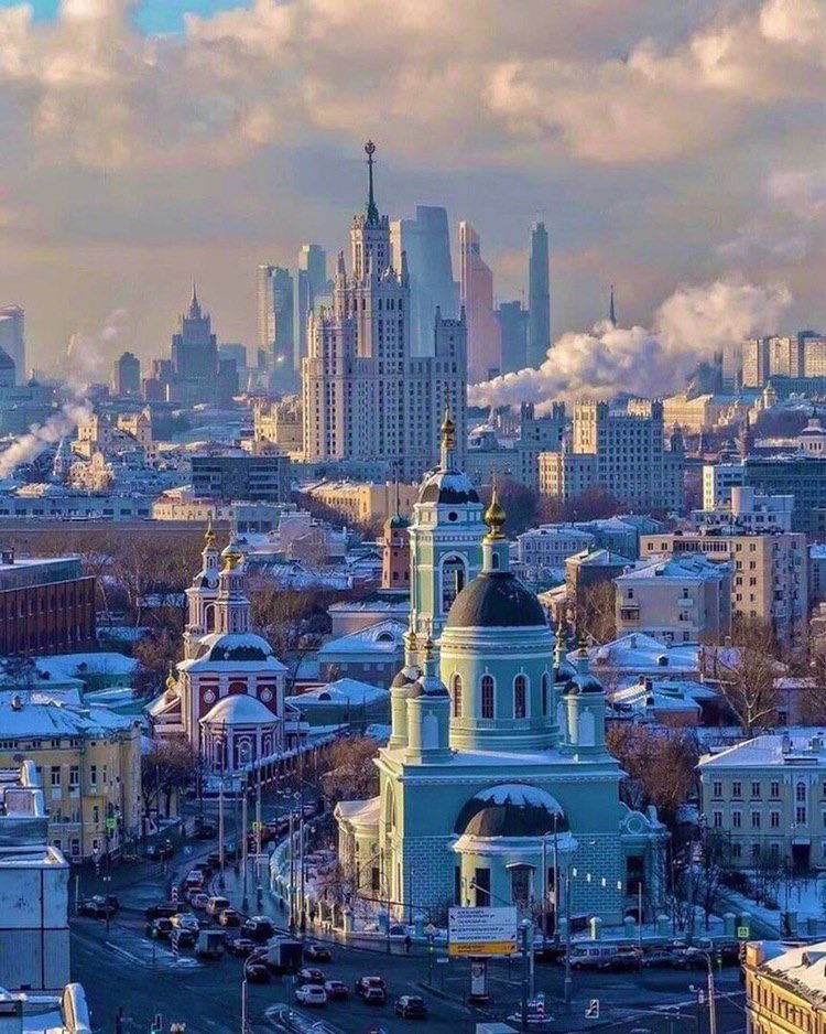 Три эпохи на одной фотографии: 

- храм Сергия Радонежского ( Российская империя)
- высотка на Котельнической набережной (Советский союз)
- «Moscow City» (Россия)