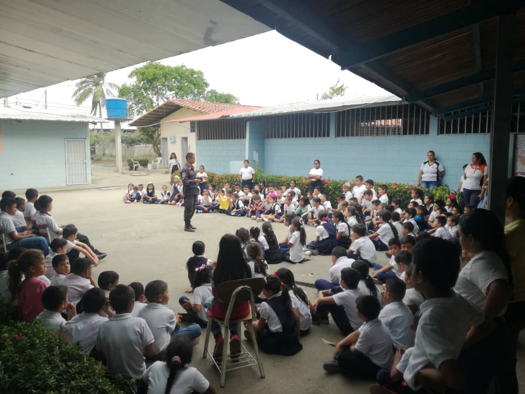 Cuerpo de bomberos Pedraza estado barinas dictando charlas de primero auxilios en la escuela básica Rómulo gallegos por parte del sgto/mayor Monsalve José