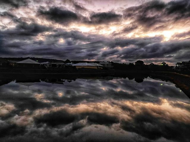 'Now the night
Will throw its cover down
On me again
Ooh, and if I'm right
It's the only way
To bring me back'
🎼Sunrise - Norah Jones (Feels Like Home) 2004
.
.
.
#feelslikehome #nightclouds #reflectogram 
#cloudscape #greynimbus #cloudpreservation #… ift.tt/2TW0eKz