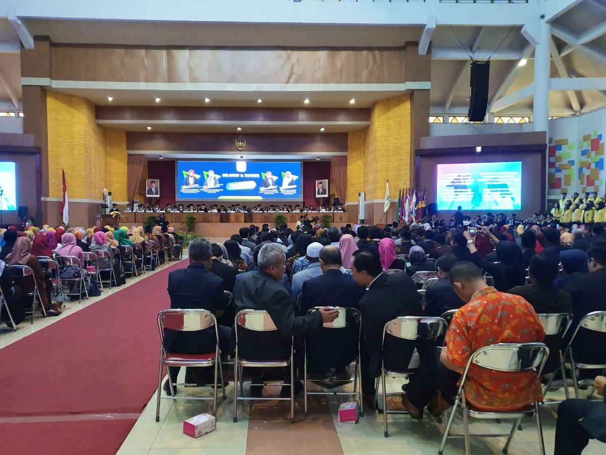 Prof.Dr. Agus Hermanto bersm dgn Rektor Unnes Prof.Dr. Fathurrohman M.hum. dan PANDEGA UNNES melaksanakan upacara pengukuhan  
prof.Dr.Issy Yuliasri,M.Pd
Prof.Dr.Wara Dyah Pita Rengga,S.T.,M.T
Prof.Dr.Martitah,.M.Hum
Prof.Dr.drh.R.Susanti,M.P
Di gedung Auditorium UNNES, Semarang