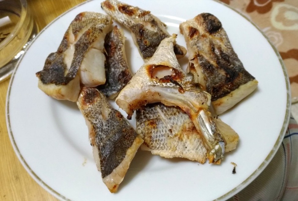 フンニングウェイ Tiamat 昨日釣ったスズキの塩焼きー 皮目は香ばしく 身はプリップリで美味 T Co J3eiqko5b4 Twitter