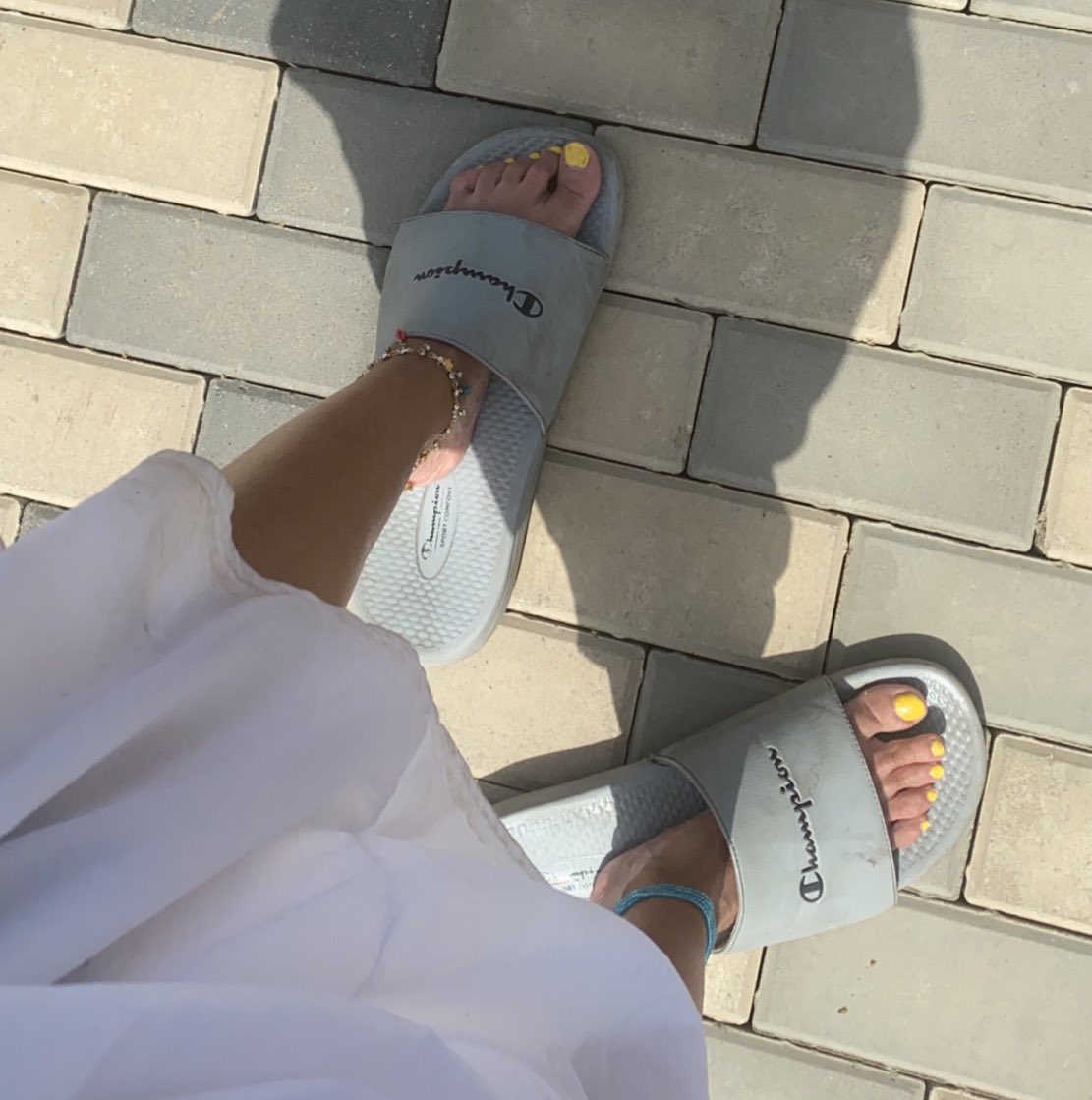 Israamaymanii's tweet photo. علشان الارض حارة و ضاع شبشبي اخويا اعطاني الشبشب و هو مشي حافي، احب الرجال ❤️❤️❤️ https://t.co/rpFvstxfZf