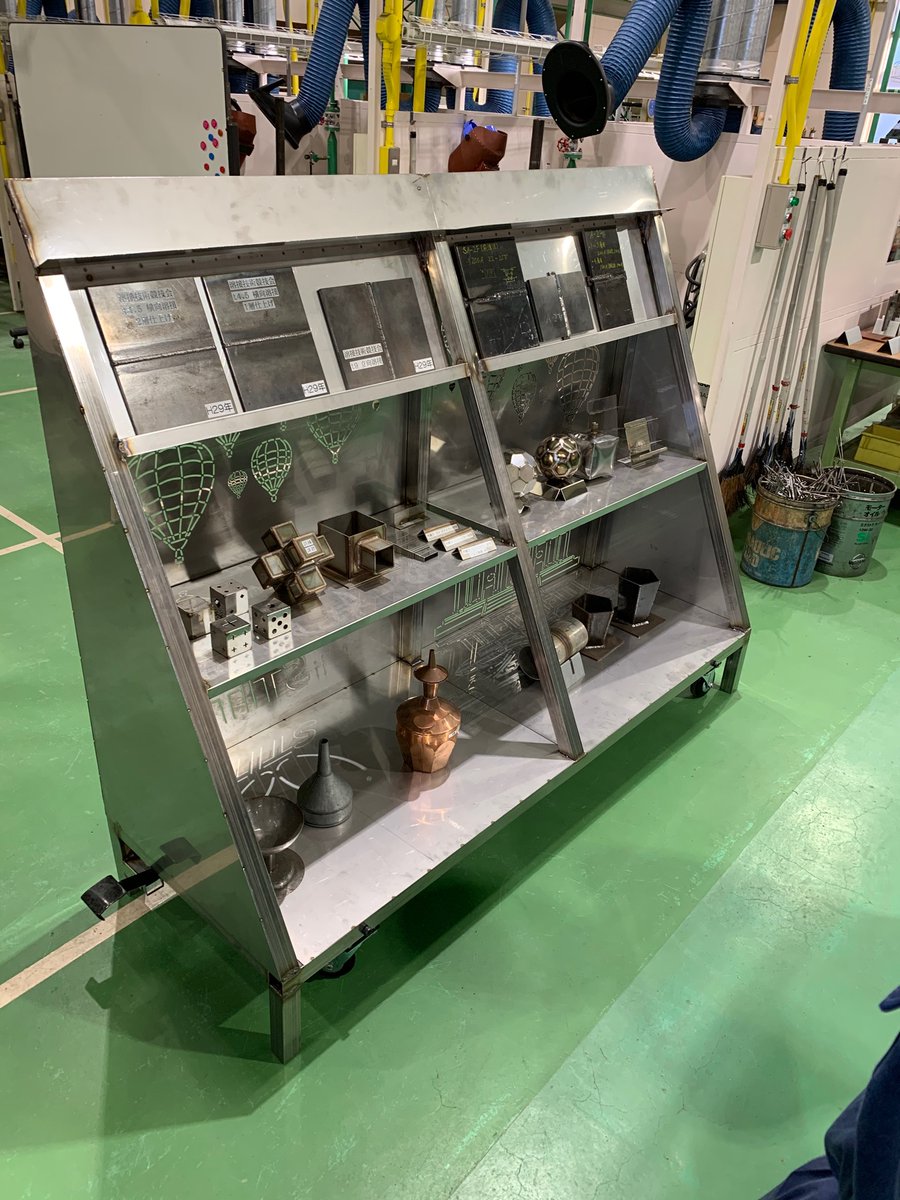 SANGI_SAGA's tweet image. ［機械技術科］
☆2年生
卒業製作
遂に完成しました！構想から約4ヶ月！2人でよく頑張りました！
#佐賀県立産業技術学院
#卒業
#製作
#設計
#CAD 
#溶接
#板金
#TIG
#ステンレス
#塗装
#バルーン
#多久聖廟
#STIT 
#作品
#展示棚
