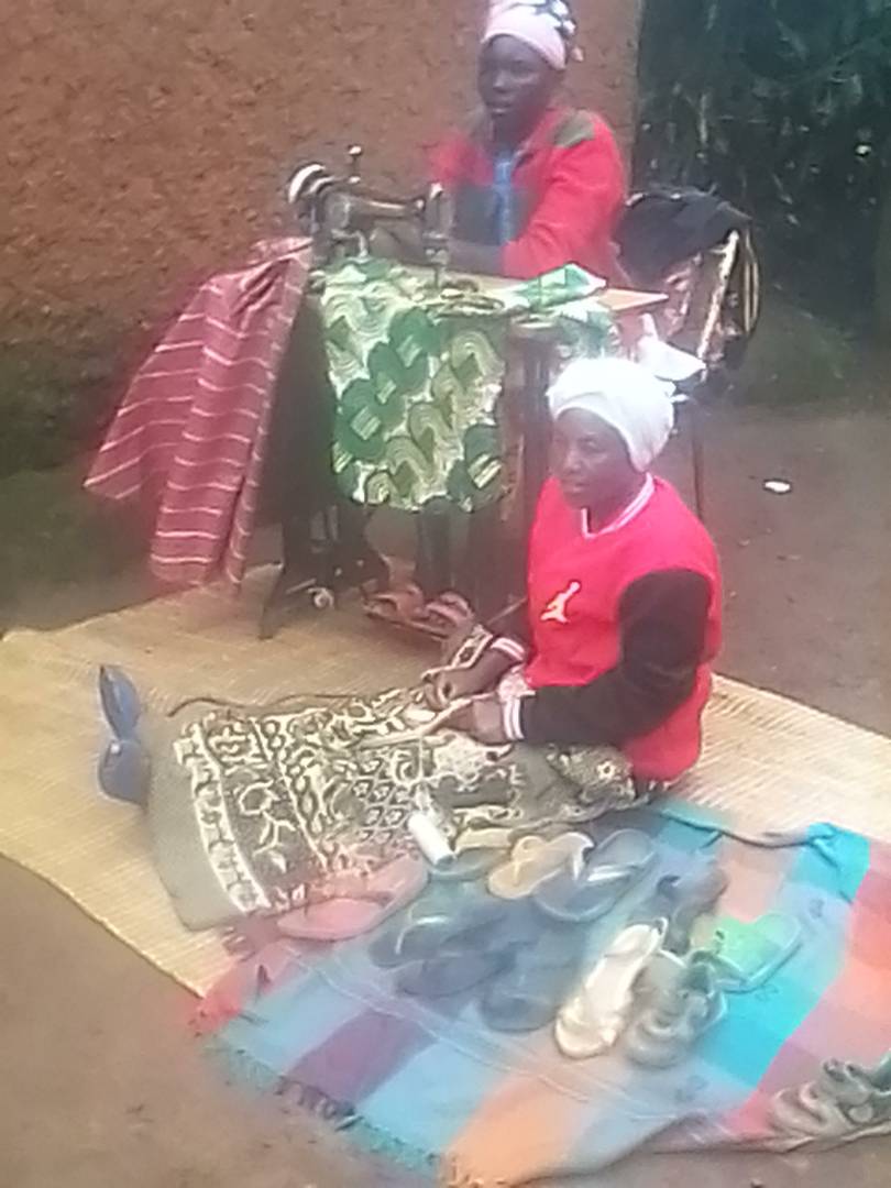 Uyu muturage arafashwa rwose, yahawe inguzanyo ya 100.000 muri gahunda ya VUP, yaguzemo imashini idoda irakoreshwa n'umukobwa we,
Ubu turikumuhuza n'itsinda ry'urubyiruko ridoda inkweto kugirango rimuhugure