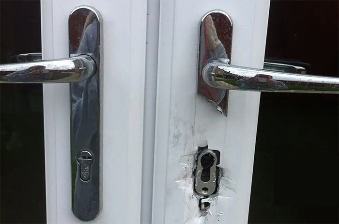 GMPTrafford's tweet photo. We are seeing an increase in burglaries with 'Lock snapping' used to break into properties 👮
The method of lock snapping involves breaking the cylinder to then manipulate the lock to open.
Home security advice at https://t.co/ris5EnGrG1
#Burglary #LockSnapping #AntiSnapLocks https://t.co/WfBlbWpIOt