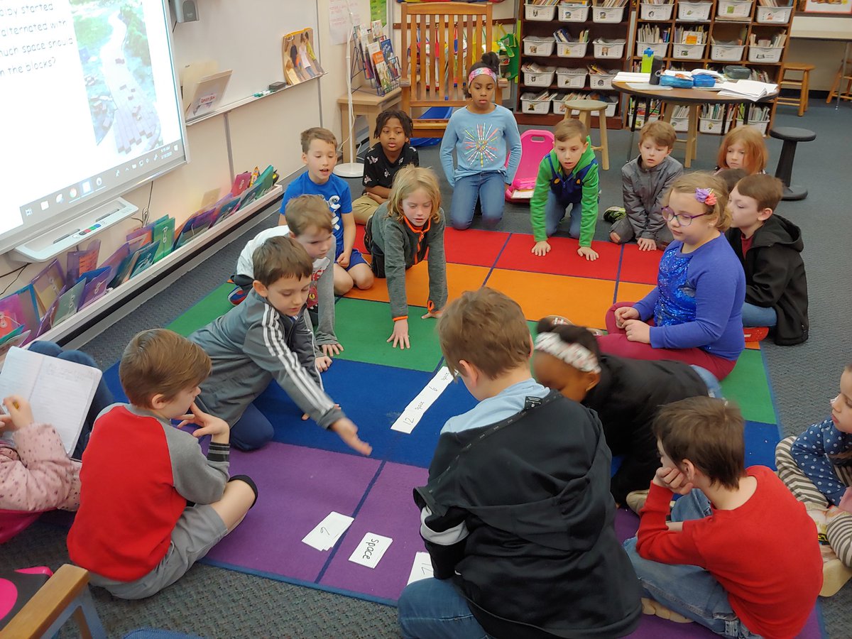 ShelbyBuzz's tweet photo. Solving a math problem together https://t.co/gGz8kfM1st