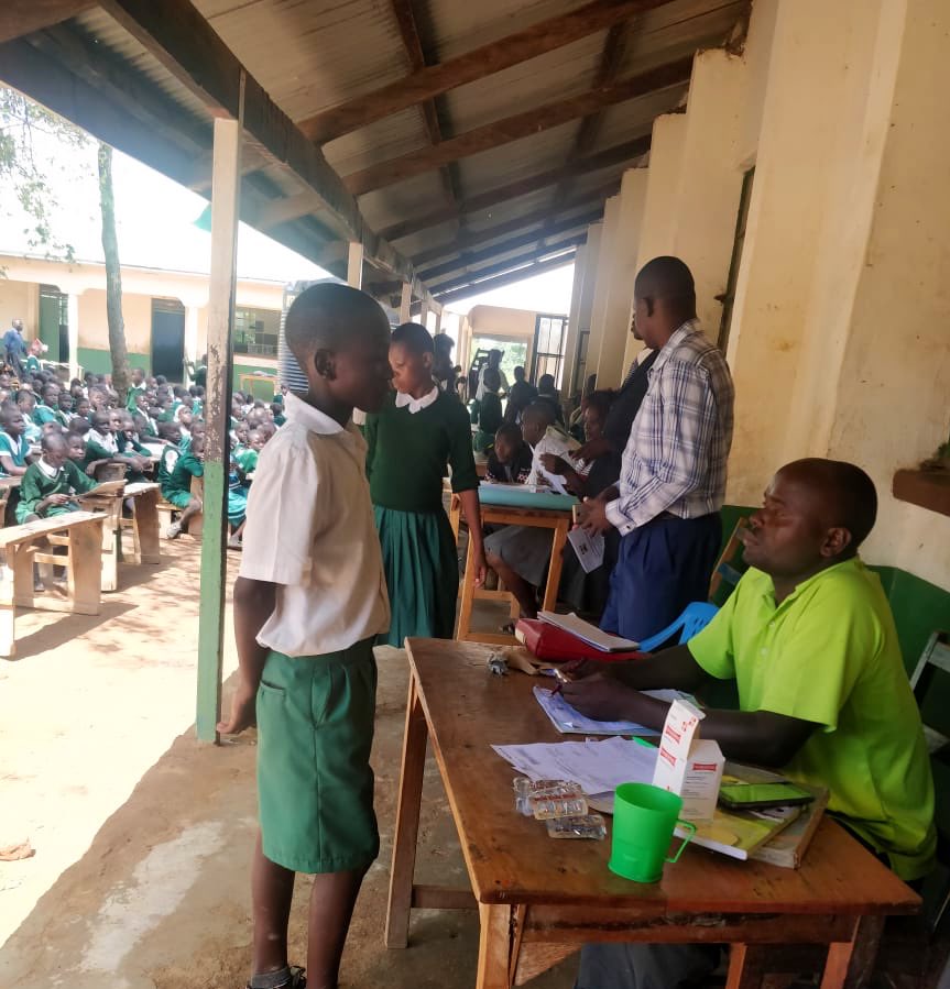 MOH_Kenya's tweet photo. Kenya's ministries of Education and Health with technical support from Evidence Action today kicked off rounds of Nation Based Deworming programme (NSBD) in Siaya County visiting two primary schools, Sidundo &amp; Dibuoro Primary https://t.co/aUk2rb6DVS