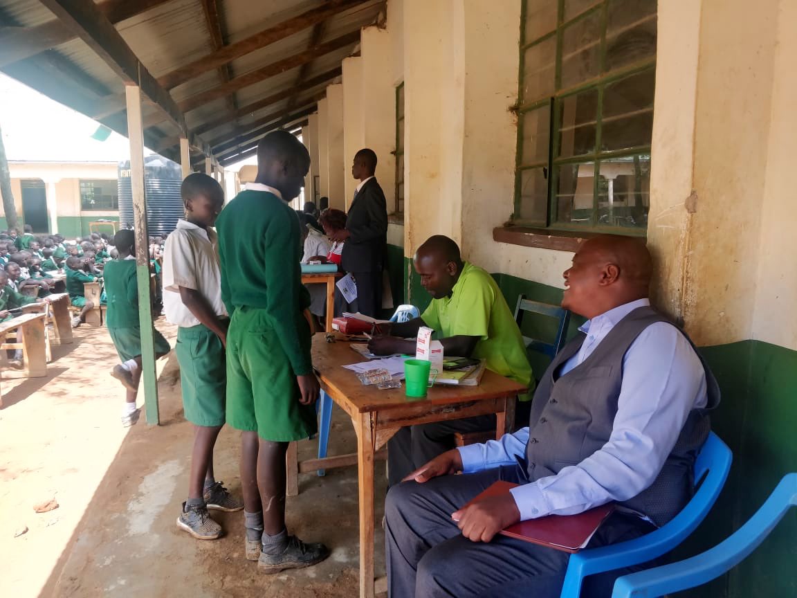 MOH_Kenya's tweet photo. Kenya's ministries of Education and Health with technical support from Evidence Action today kicked off rounds of Nation Based Deworming programme (NSBD) in Siaya County visiting two primary schools, Sidundo &amp; Dibuoro Primary https://t.co/aUk2rb6DVS