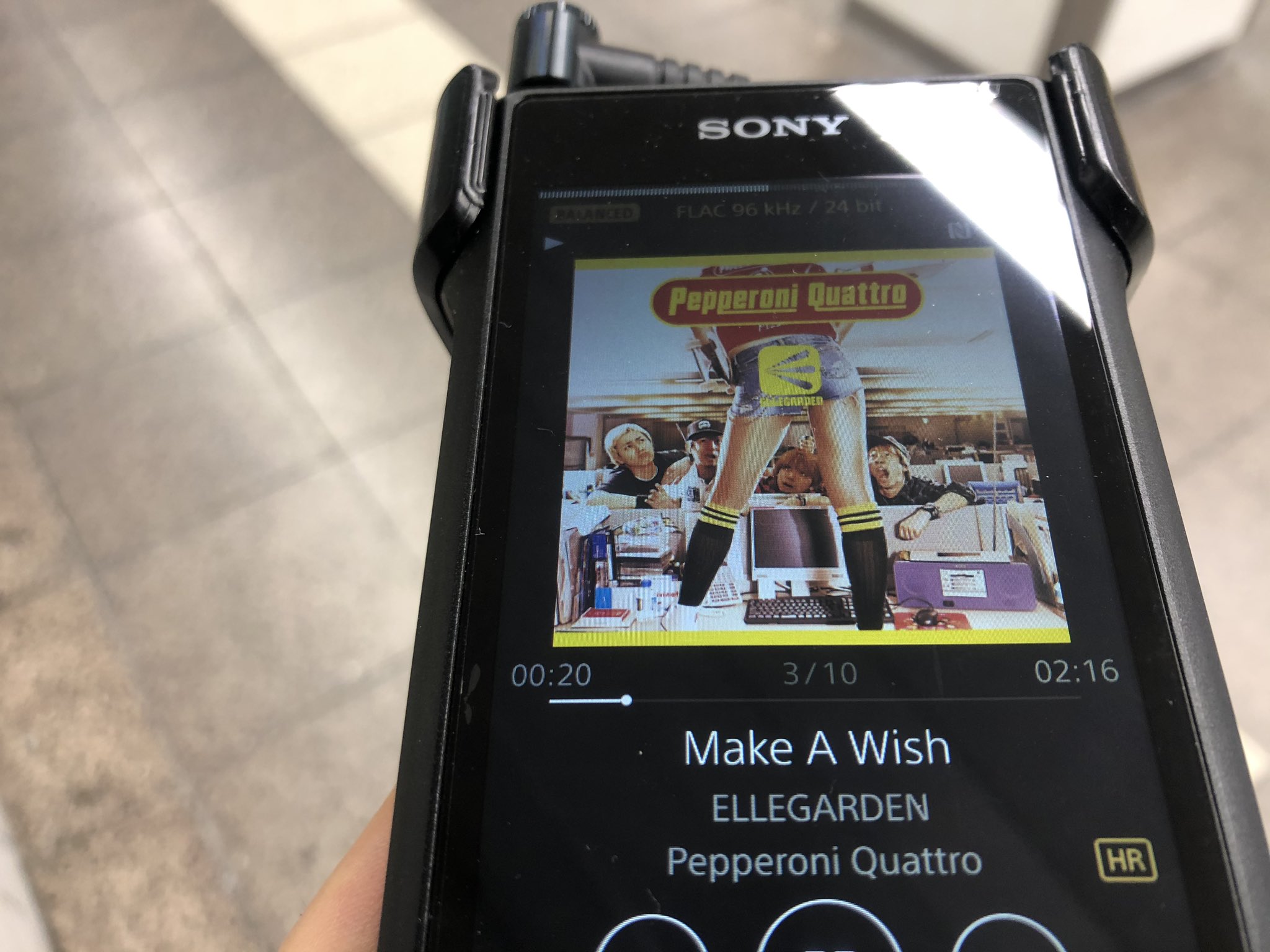 N Atus01 On Twitter Ellegarden Make A Wish 池袋駅 Let S Make A Wish 願い事をしようぜ Easy One 簡単なやつを That You Are Not The Only One 君がひとりぼっちじゃなくて And Someone S There Next To You Holding Your Hand 誰かが隣で君の手を握ってて