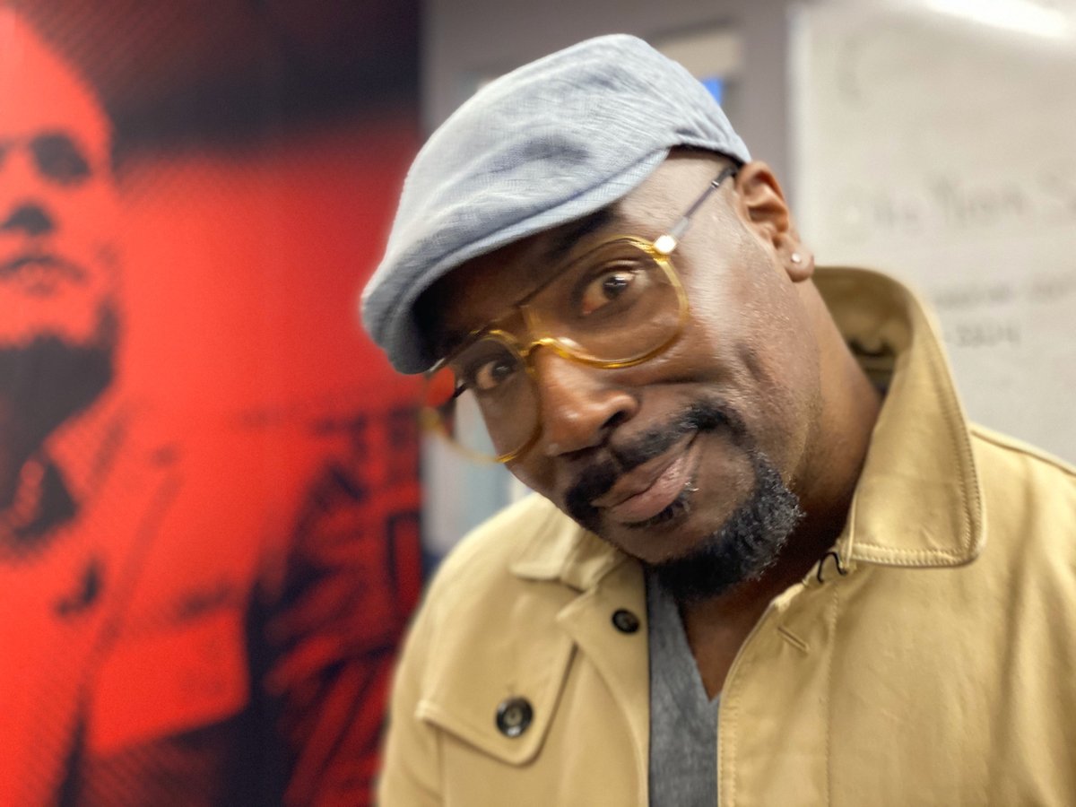 OhioMediaSchool's tweet photo. RadioOne On-Air Personality & Instructor, Sean Anthony has a good time with students and the camera. #OMSCBus #OhioMediaSchool #WeAreOMS #BeOnAir #OMScolumbus https://t.co/FeZdTMs3eO