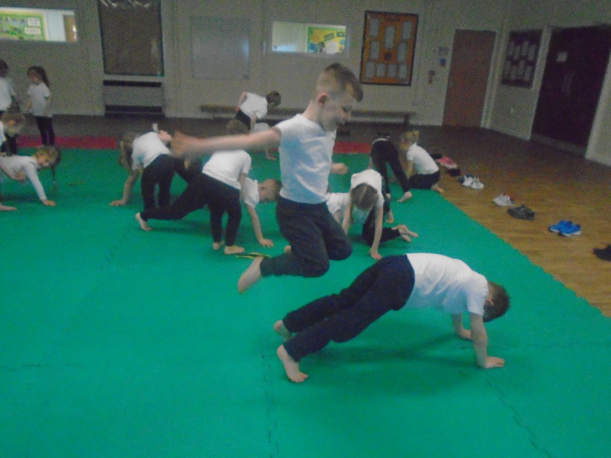 ClaveringTS27's tweet photo. #1AR We loved our Judo session this morning, even Thomas the instructor was impressed with our skills! Well done everyone! @destinationjudo @BritishJudo https://t.co/j3wAlVu2jC