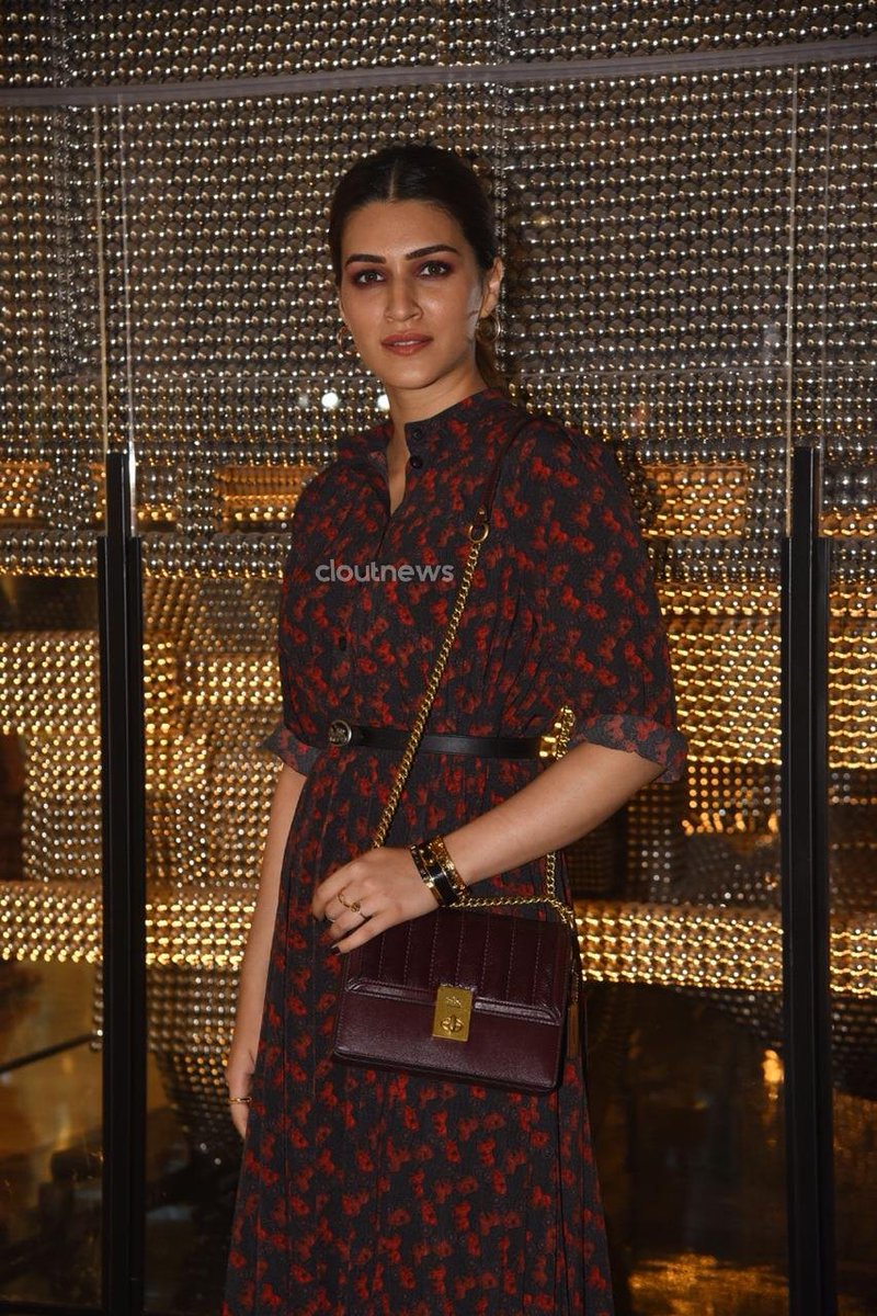 CloutNewsMedia's tweet photo. 📸 : #KritiSanon snapped at the launch of @coach SS20 collection in India.

@kritisanon https://t.co/COlqOKBajq