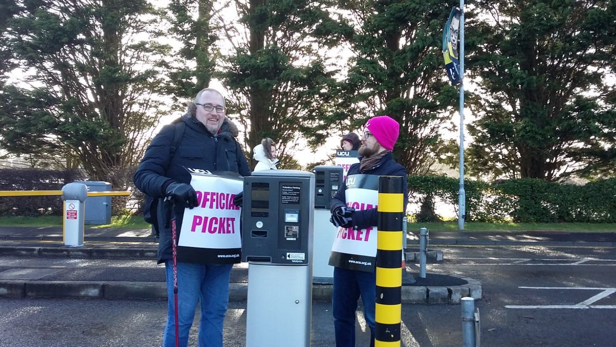 UCU_Ulster's tweet photo. Thereβs much chattering of teeth on our Jordanstown βwind tunnelβ picket, but our members chat and teach out to help each other stick it! #frozenbutsolid #ucustrikes #ucustrike #ucustrikesback @picketpoetry @ucu https://t.co/flY8qzOyBf
