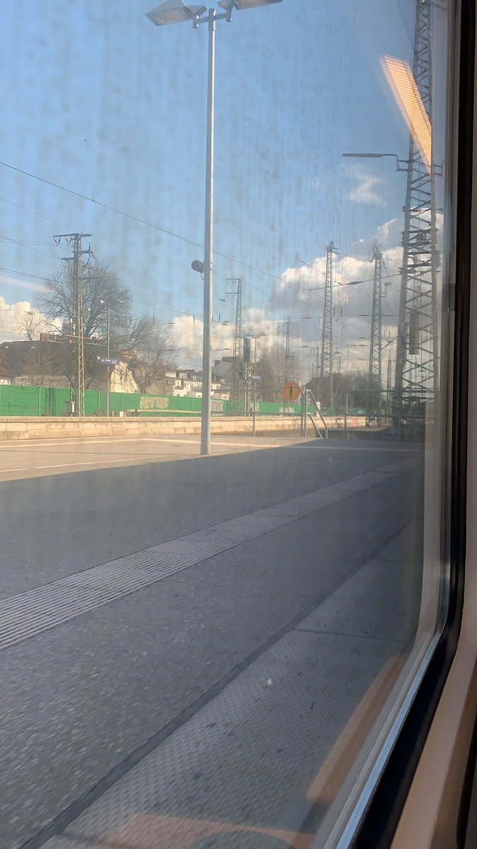 mustard6767's tweet photo. @DBRegio_NDS Bitte mal die Fenster im RE8 Richtung Hannover putzen. So schönes Wetter und ich kann die Aussicht nicht genießen🤨 https://t.co/eFSQ4Y2ec4