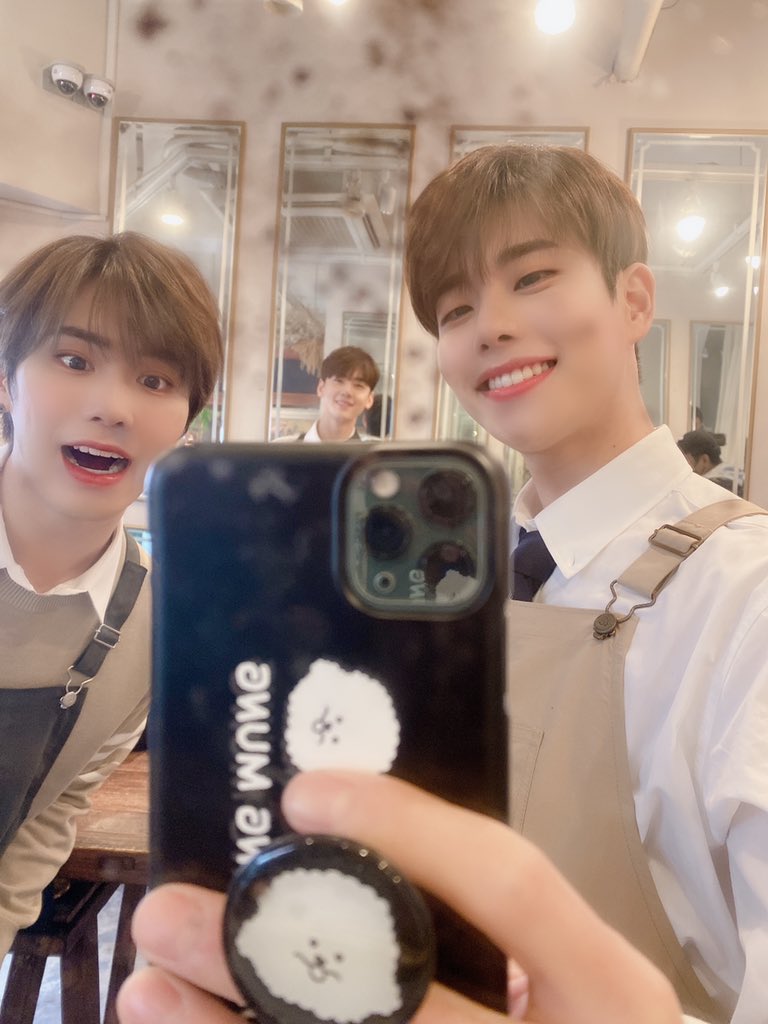 RockyFR's tweet photo. [TWITTER @offclASTRO]

Mignons><
Rédacteur MLePlusAgéDesHyungs
#Hhahahaha #EgalementAujourdhui #Fighting!!!!!!

cr. @offclASTRO
fr. @RockyFR | 🍡 https://t.co/ab07WLg08Y